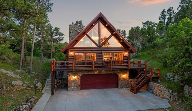 Beautiful Black Hills Log Home with Loft and 360' Views!