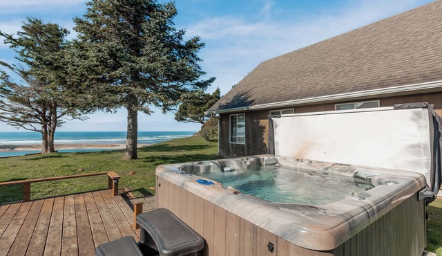 Beautiful Bluff Home with Ocean and bay Views, Dog Friendly, Hot Tub!