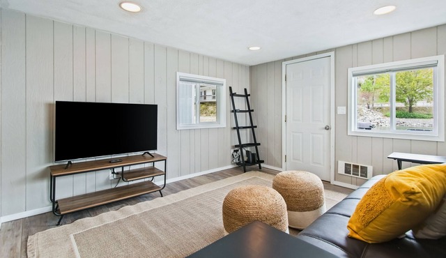 Beautiful boat home on Lake Pend Oreille with lake/mountain views & full kitchen