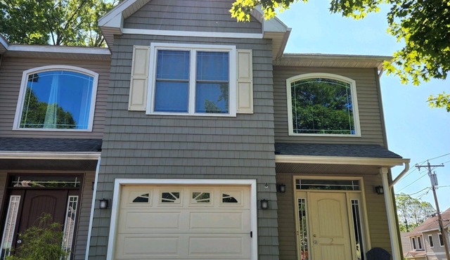 Beautiful Bolton Landing Townhouse - Walk to restaurants, shopping & beach