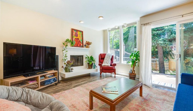 Beautiful Boulder Townhome Walk to CU and Pearl St!