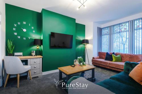 Beautiful Bradford 3 Bedroom Home Sleeps 8 with Parking by PureStay