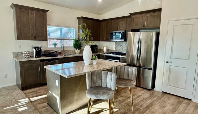 Beautiful Brand New 4-bedroom house in Moreno Valley with WiFi, AC