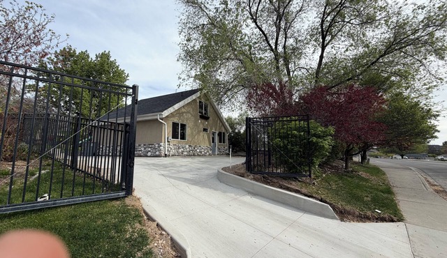 Beautiful, brand new 2-bedroom + loft cottage in quiet Lindon. Sleeps 7. Gated.