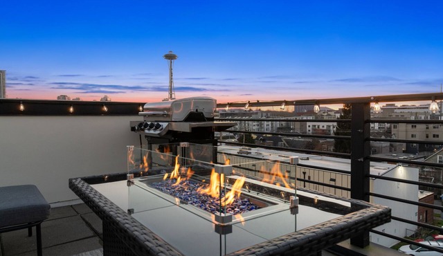 Beautiful, Brand New! Seattle Getaway- Awesome Space Needle Views