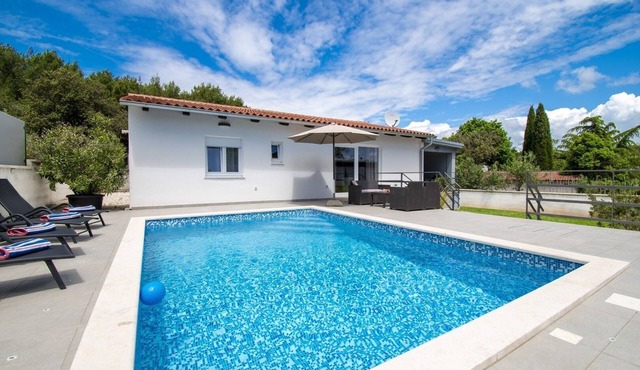 Beautiful brand new villa * with heated swimming pool, summer kitchen, WiFi, grill