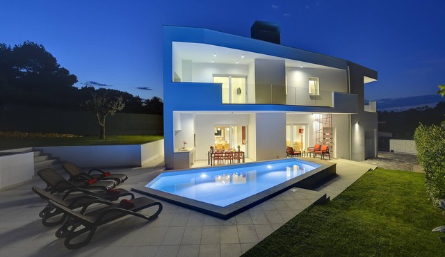 Beautiful brand new villa * with heated swimming pool, summer kitchen, WiFi, grill
