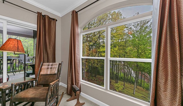 Beautiful, Breathtaking Wren Condo overlooking Toxaway Falls