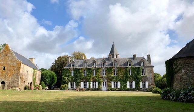 Beautiful Breton Chateau, sleeps 10. Close to the sea!