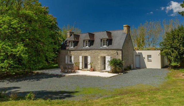 Beautiful Breton villa with private pool and large garden, 6 km from the coast