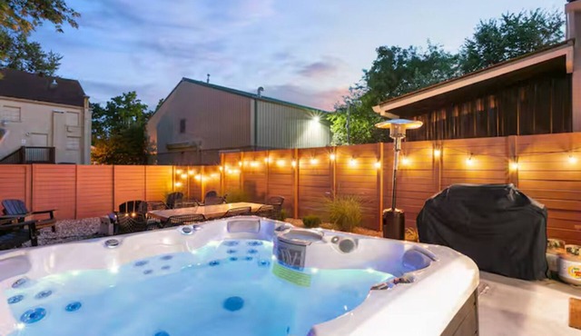 Beautiful Brick Home|HotTub|KingBed|FirePit|BBQ|70"TV|NuLu|