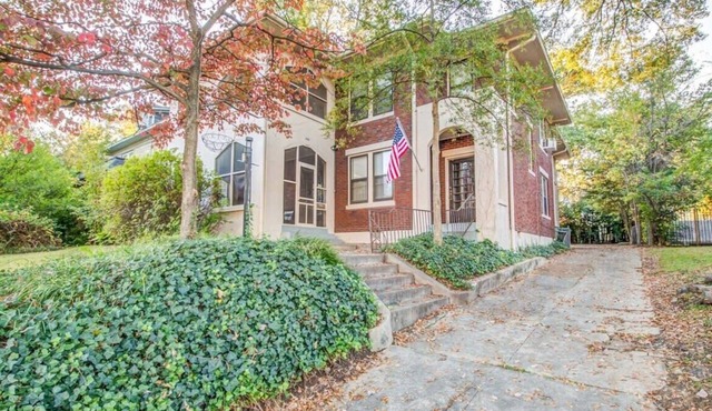 Beautiful Brick Patio, Top Unit- Bluemoon Bungalow