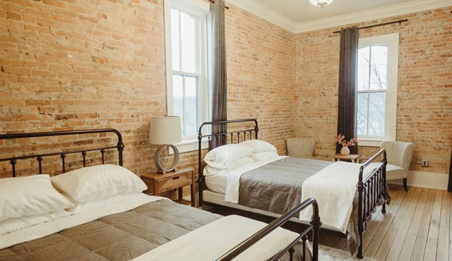 Beautiful Brick Walled 2 bed/1bath Loft in Historic Building