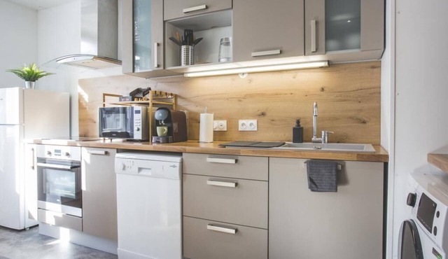 Beautiful, bright apartment close to downtown