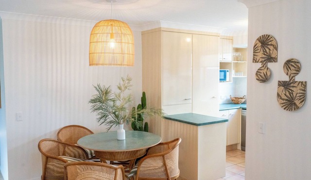 Beautiful Bright Burleigh Base with Beaches, boutiques, brunches and beyond.