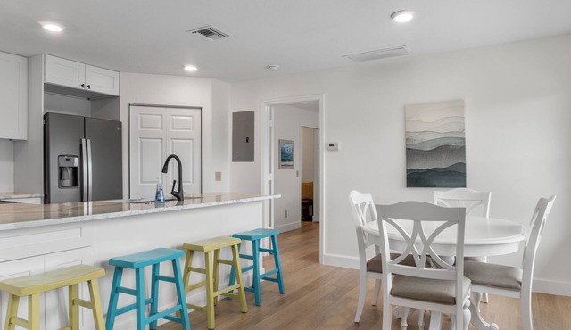 Beautiful Bright Condo Minutes to the Beach