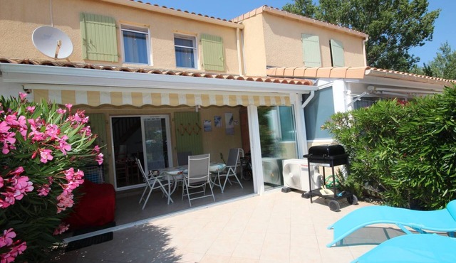 Beautiful, bright, fully air-conditioned house - veranda - fibre optic WiFi - sleeps 4,.