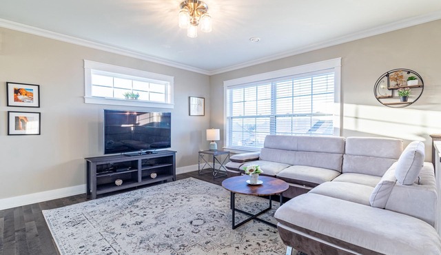 ⭐️Beautiful Bright House 5 Mins From Downtown ⭐️