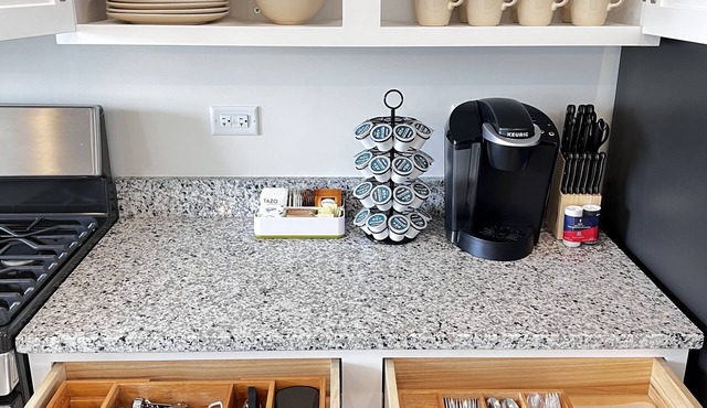 Beautiful Bright Modern Townhome, 3 bdrm, 2.5 bath, pets allowed.