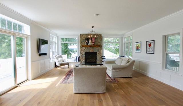 Beautiful bright new home, walk to Easton's Beach
