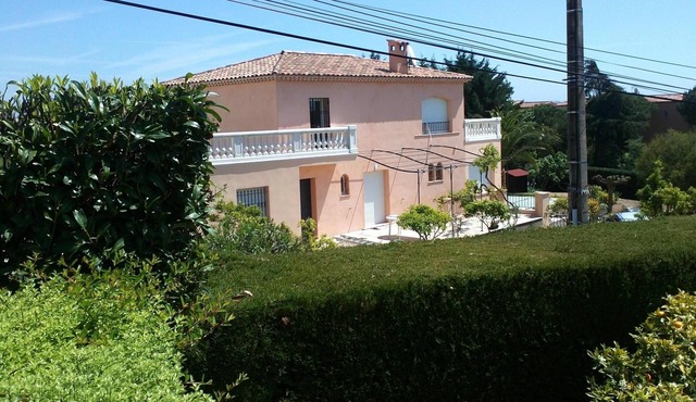 Beautiful, bright, quiet Villa, recent renovation 5 mins walk from the beach