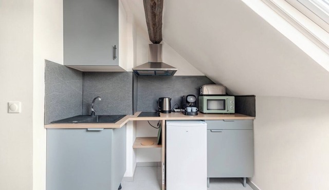 Beautiful, bright studio in a central location - Very close to the station