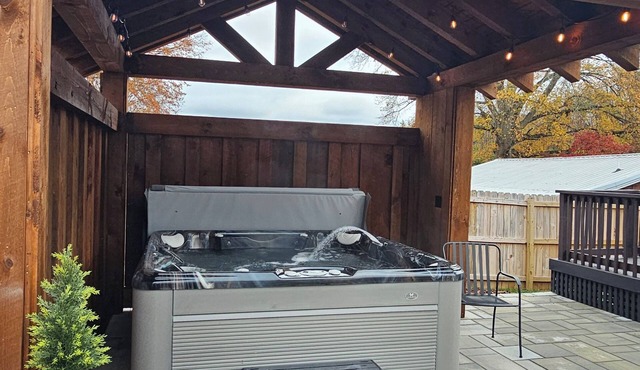 Beautiful Bristol Bungalow w/Firepit- 5 mins to downtown & 6 mins to Casino