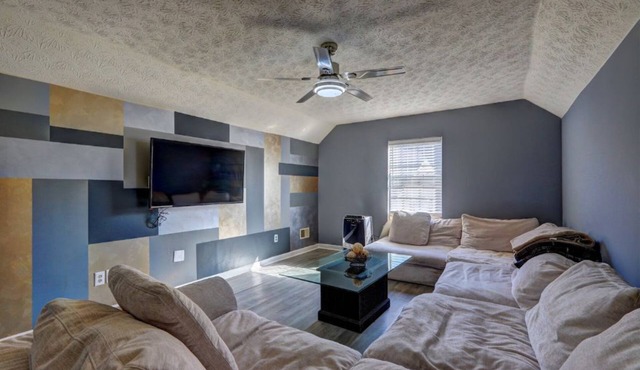 Beautiful Bungalow 15min from the Airport! 3bdrms-3updated bath