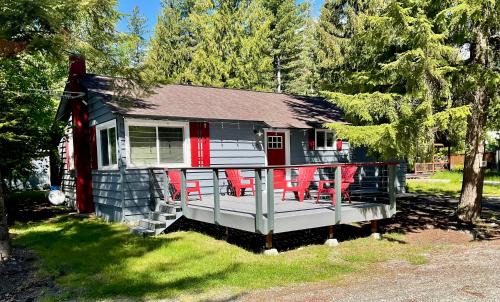 Beautiful Bungalow and Bunk House, Close to Lake