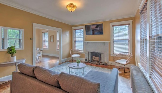 Beautiful Bungalow Stones throw from Cooper Young