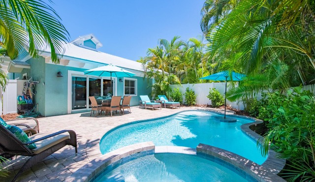 Beautiful Bungalow with Private Pool and Spa, just Steps to the Beach!