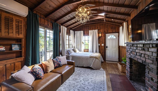 Beautiful Bungalow with Indoor Fireplace