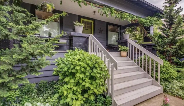 Beautiful Bungalow On 7th *No Cleaning Fee*