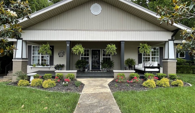 Beautiful Bungalow in Historic District! Sleeps 8.