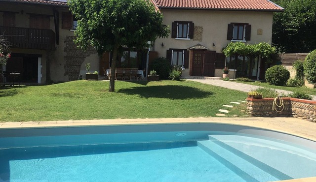 Beautiful charming house with pool in the countryside