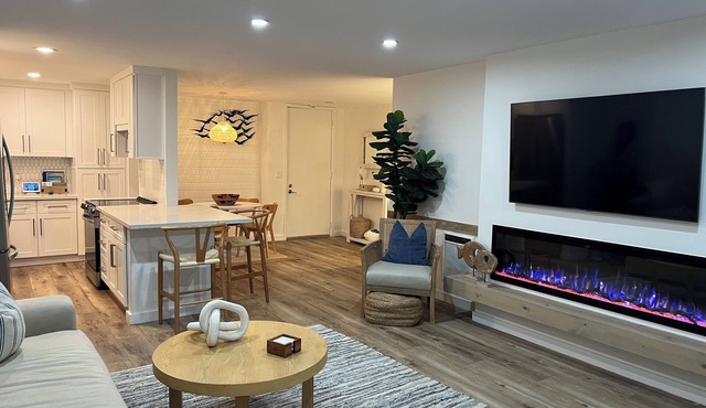 Beautiful condo near the beach, sleeps 4, 30 day min. stay requiredn2 bed 2 bath