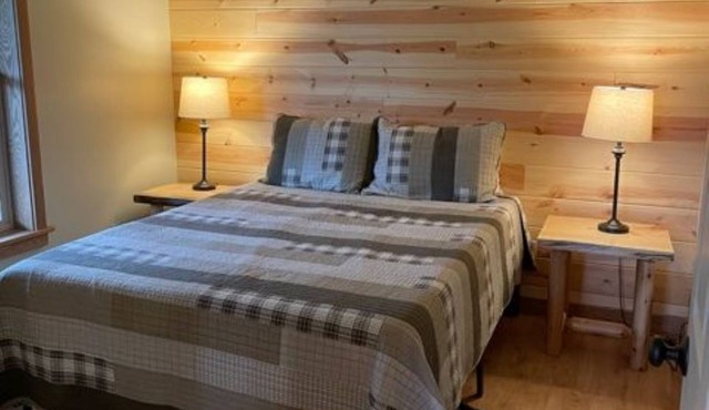 Beautiful Cabin 1 Mile from the Boat Launch and Close to Many Others!