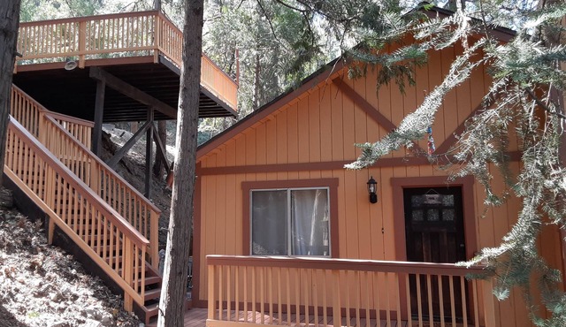 Beautiful cabin 2 story with 2 decks, near Lake Gregory, Lake Arrowhead.