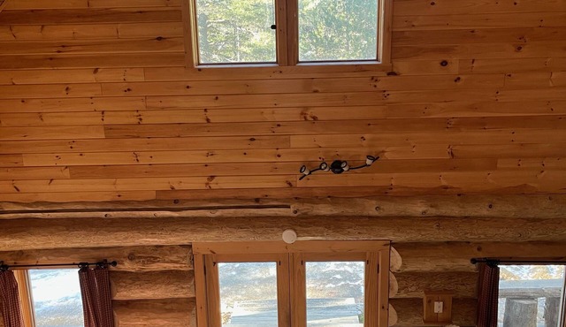 Beautiful Cabin, 20 minutes to Sugarloaf, on ITS trail…the perfect getaway.