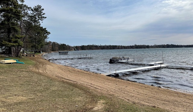 Beautiful Cabin at Round Lake Resort - Brown Cabin