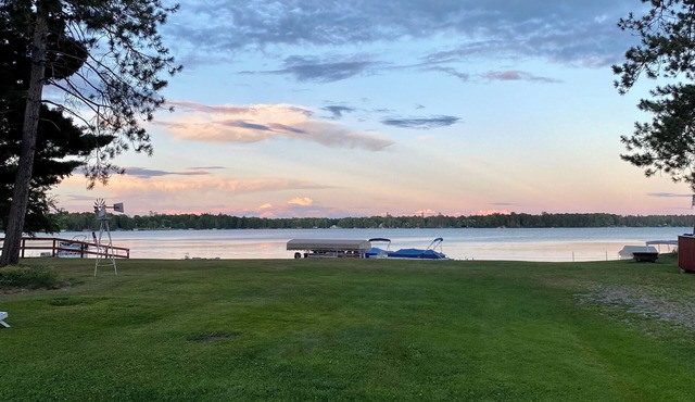 Beautiful Cabin at Round Lake Resort- White Cabin