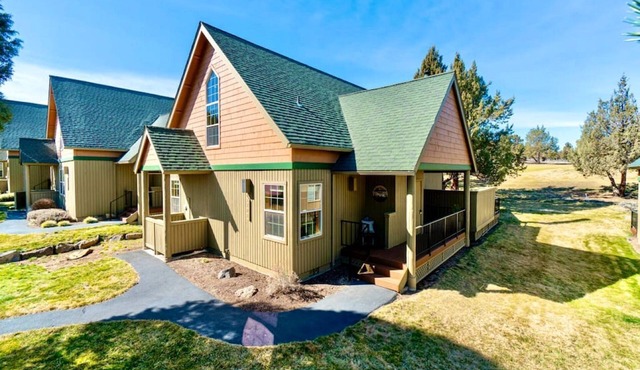 Beautiful Cabin Hot-tub and Barbecue Provided in Redmond, Oregon