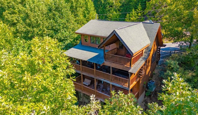Beautiful Cabin! Hot Tub, Pool Table, Arcade Game! Free Pool, Putt Putt, Fishing