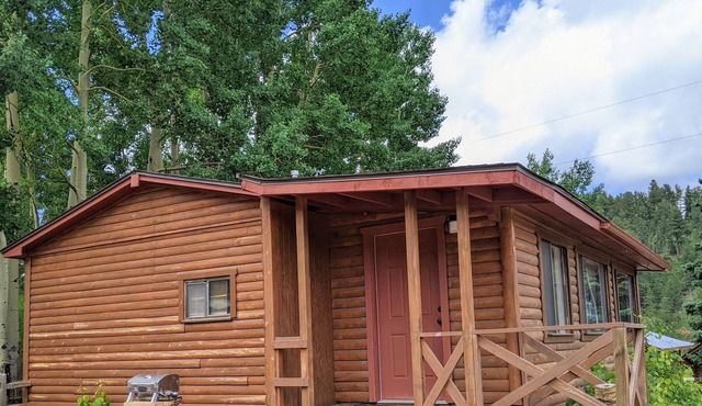 Beautiful Cabin in a Campground! Gorgeous views of the Wet Mountains