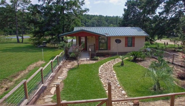 BEAUTIFUL CABIN IN NATIONAL FOREST WITH SCREENED IN PORCH AND POND WITH FOUNTAIN