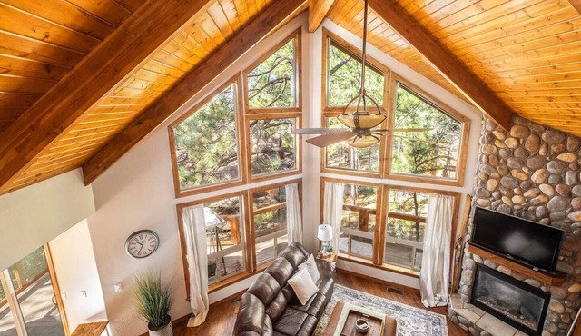 Beautiful Cabin in the Woods for 10 guests!