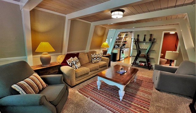 Beautiful Cabin in the Woods, 3 Miles to Ski, Private Hot Tub, Pet Friendly
