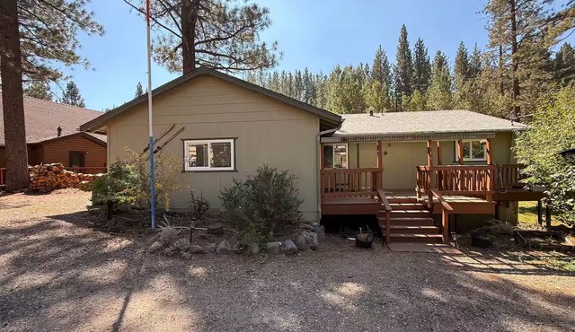 Beautiful Cabin in the Sierra's sits along the creek. Pet Friendly