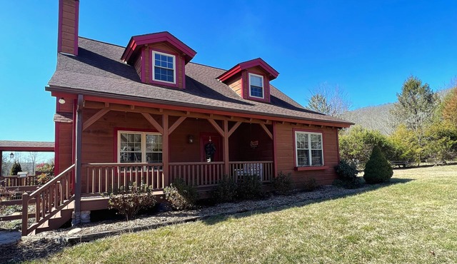 Beautiful cabin in charming Mills River with hot tub