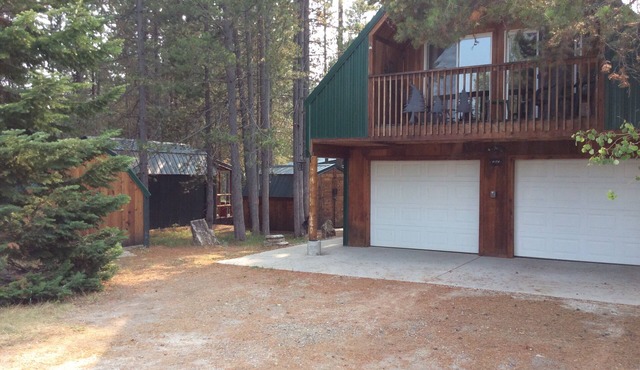 Beautiful cabin located 17 minutes from YNP! 3 cabins for one price!